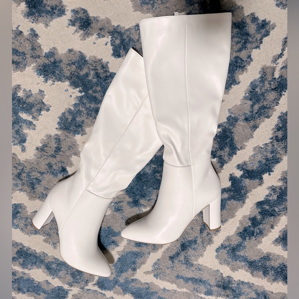 NWT!! KNEE HIGH POINTED TOE WHITE PU MID HEEL BOOT - Picture 4 of 4